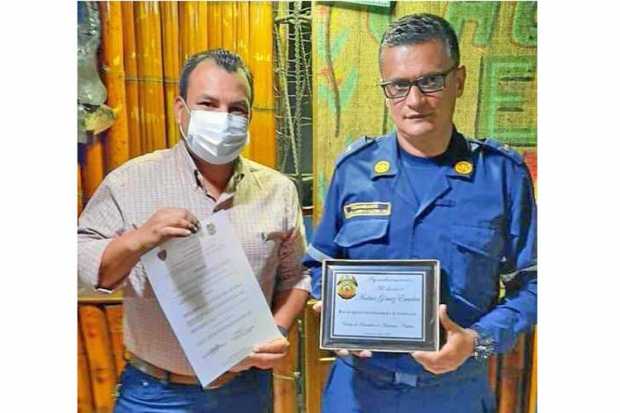 El Cuerpo de Bomberos Voluntarios de Anserma, en un acto especial, otorgó un reconocimiento especial al contralor del departamen