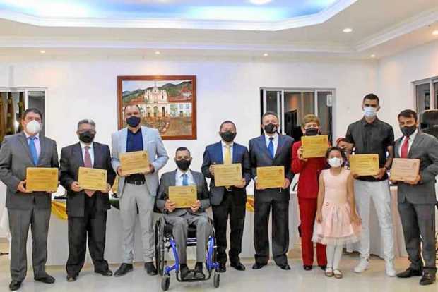 Los homenajeados recibieron una placa en madera. Jorge Orlando García, alcalde de Pensilvania; Fabio Alberto Aristizábal Gómez, 