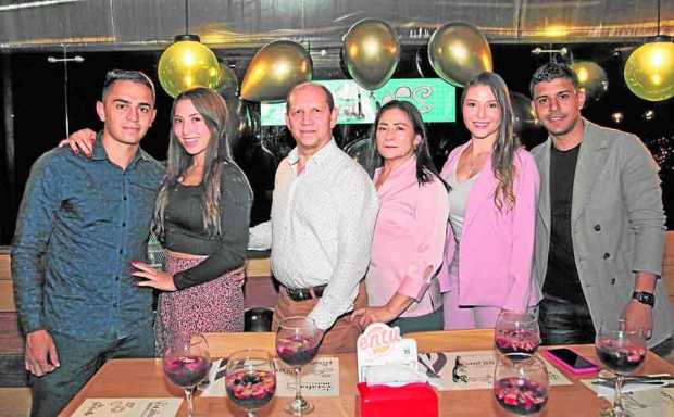 En el restaurante La Farfalla se ofreció una cena por el grado de especialista en Seguridad de la Universidad de Manizales de Ma