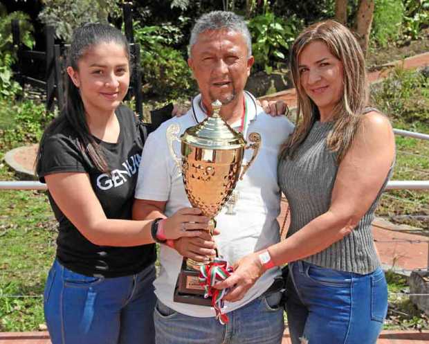 Periodista Silvio Rivera Torres celebra con copa en mano la conclusión del campeonato infantil de la Liga Caldense de Fútbol y d