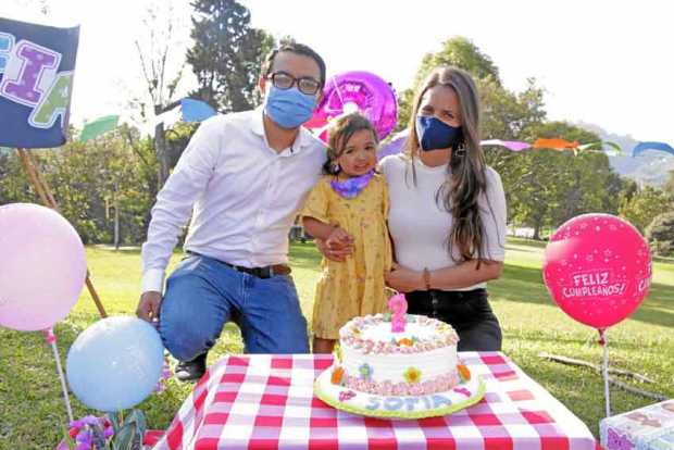Acompañan a Sofía sus padres, Cristian González y Adriana Villa.