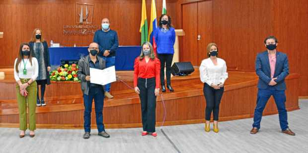 Margarita María Gaviria Herrera, directora de la División de Desarrollo Humano; Richard Armando Millán, director de la Escuela d