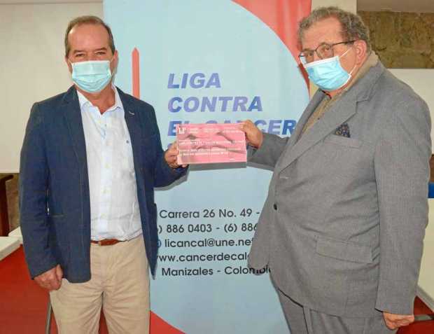 Nicolás Restrepo Escobar, director del periódico LA PATRIA, entrega a La Liga Contra el Cancer Seccional Caldas, en cabeza del m