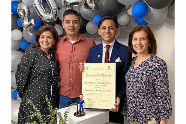 Lo acompañan: A la izquierda Claudia Vélez Ramírez, Cristian Camilo Zuluaga; a la derecha Valeria Guerrero