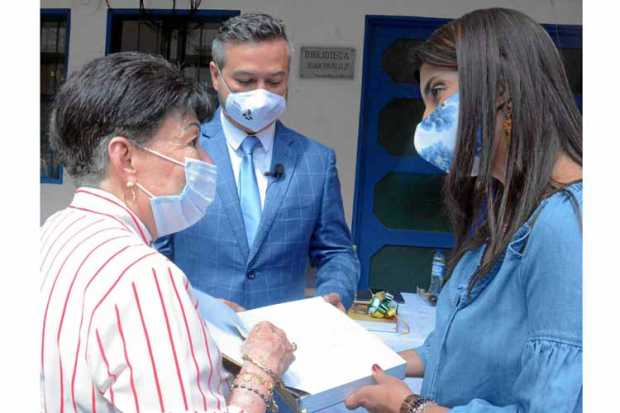 Durante el evento, Norma Noreña, profesora autora del libro sobre historia de Riosucio, hizo entrega de su obra a la ministra de