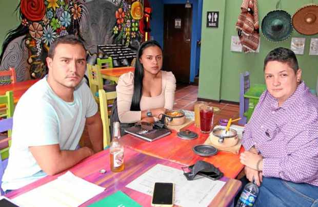 En el restaurante La Gringa Mexicana, en una reunión de amigos, compartieron Mateo García, Jenny Acevedo y Lorena Velásquez.