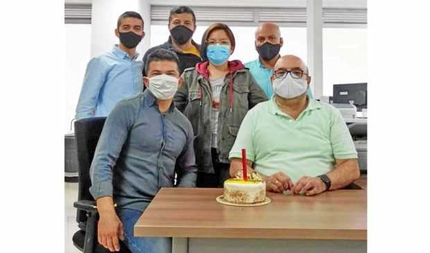 Compañeros de la Secretaría del Tribunal Administrativo de Caldas celebraron el cumpleaños del abogado Héctor Jaime Castro Casta