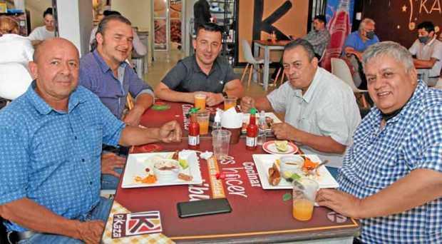 En el restaurante Pikaza departieron: Gilberto Galvis, Fredy Ramírez, Jorge Barón Ramírez, John Jairo Velásquez y Albeiro Patiño
