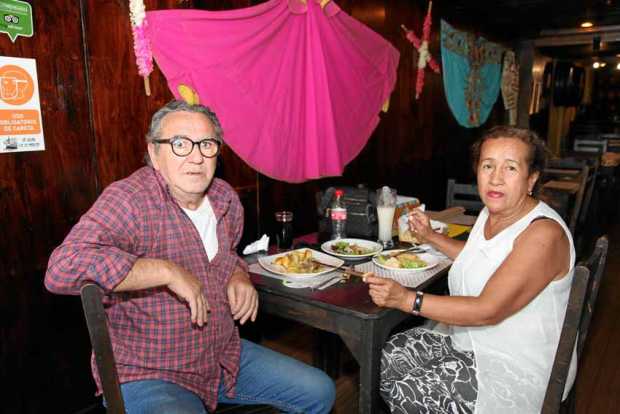 En el restaurante Un Lugar de La Mancha estuvieron Manuel López García y Gloria Inés Arredondo.