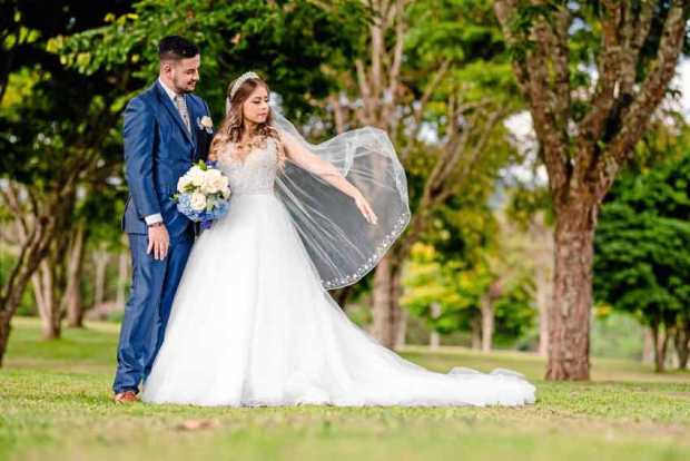 Los novios Viviana y Luis lucieron trajes de la Casa Dominik.