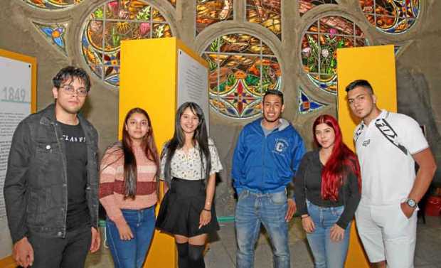 Llegaron de Medellín a conocer la Catedral Basílica de Manizales: Carlos Valencia, Laura Mosquera, Laura Henao, David Yepes, Kat