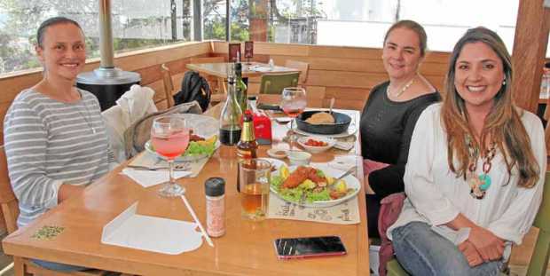 María Mercedes Ayala, Natalia Muñoz e Ines Espejo Arbelaez.