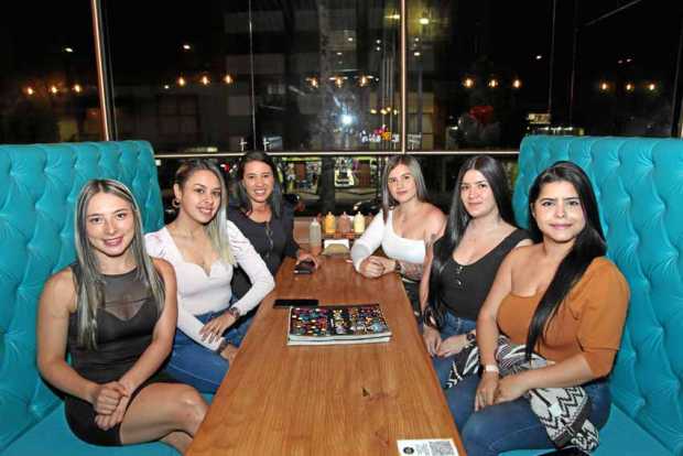 Se reunieron en el restaurante Don Ramón: Daniela Martínez, Alejandra Tabares, Valentina Arias, Vanessa Zuluaga, Fernanda Ceball
