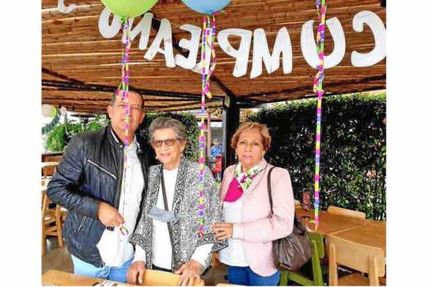 Celebraron los 85 años de Ana Montes de Gallego, la acompañan sus hijos Gabriel y Miriam Gallego Montes.