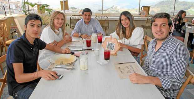 Fotos| Argemiro Idárraga| LA PATRIA Los amigos de Gloria Ingrid Muñoz le celebraron su cumpleaños con un encuentro en el restaur