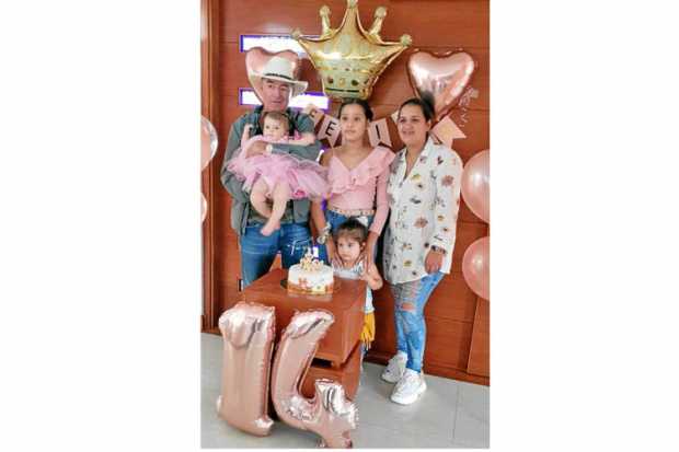 Fotos| Cortesía | LA PATRIA En reunión familiar festejaron los 14 años de Leidy Manuela Arias . La acompañan Antonio Gómez Casta