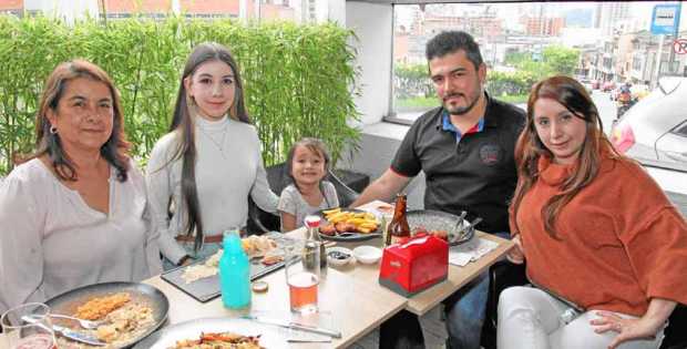 Encuentro familiar en el restaurante Sushi Fusión de Irma Ceballos Aguirre, Laura Silvana Correa Ceballos, la niña Emilia Serna 