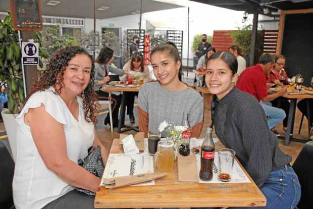 En el restaurante Dauntaun se reunieron: María Cristina Betancur, Paulina Galvis Betancur e Isabel Galvis Betancur.