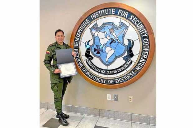 Foto| Henry Giraldo | LA PATRIA La teniente de la Policía Nacional Stefany Yepes Troncoso se capacitó en derecho operacional int