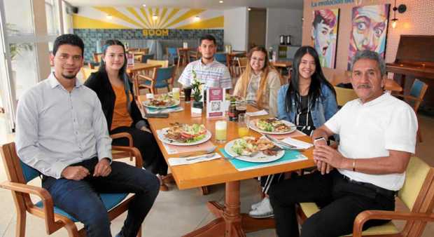 En el hotel las colinas se ofreció un almuerzo con motivo del día del padre. Asistieron Marco Izquierdo Núñez, Estefanía Ramírez