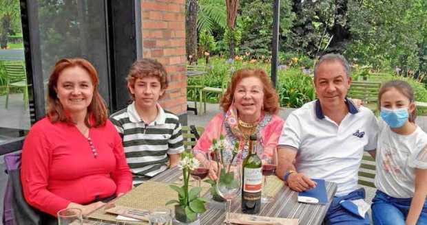 Claudia Valencia García, Juan Valencia Giraldo, Blanca Stella García de Valencia, Juan Carlos Valencia García y Susana Valencia 