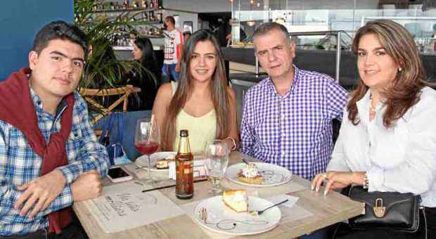 Daniel Betancourt Zuluaga, Laura Betancourt Zuluaga, Carlos Alberto Betancourt Cuartas y Diana María Zuluaga Zuluaga, se reunier