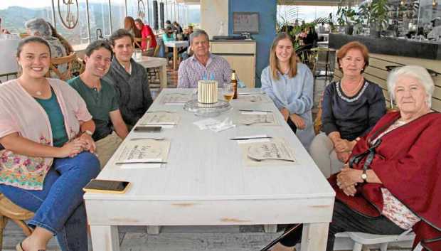 Almuerzo en el restaurante La Azotea, de Día del Padre y cumpleaños de Esteban Cadavid Clitt, lo acompañan: María Andrea Velasco