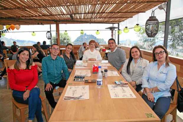 Los compañeros de Empocaldas ofrecieron un almuerzo de despedida a Lupe del Rocío Orozco Pérez, quien cumplió tiempo para su jub