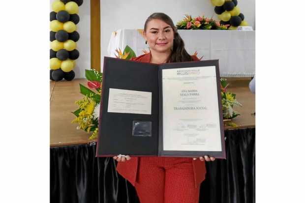 Foto|Cortesía|LA PATRIA    Ana María Ayala Parra recibió el título de trabajadora social de la Universidad Católica Luis Amigó, 