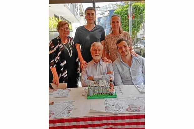 Foto|Dolly Potel|LA PATRIA   Jean Claude Potel celebró su cumpleaños 80 en compañía de su esposa, hija y nietos en el restaurant