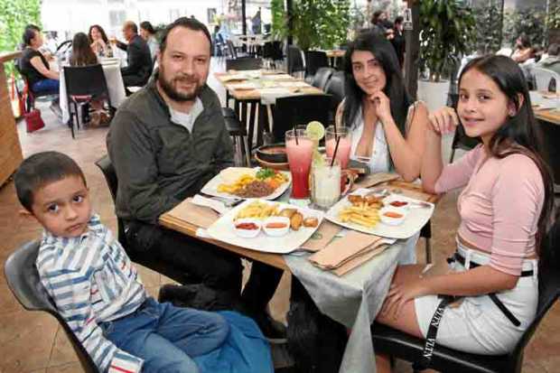 Foto|Argemiro Idárraga|LA PATRIA   Nicolás Galindo Gómez, Juan David Galindo López, Johanna Andrea Gómez Restrepo y María Fernan
