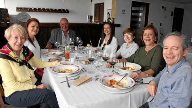 En el restaurante Vino y Pimienta se reunieron en un almuerzo: Constanza Jaramillo Villegas, Ángela Giraldo Jaramillo, Carlos Al