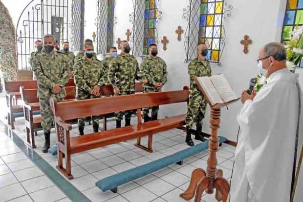 En la Capilla del Batallón se realizó un acto litúrgico en conmemoración por el grito de independencia celebrado por el presbíte