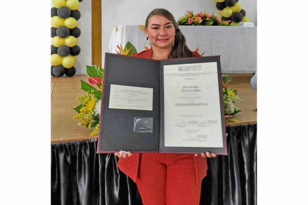 La Universidad Católica Luis Amigó de Manizales otorgo el titulo de Trabajadora Social a Ana María Ayala Parra. En la actualidad