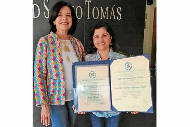 Foto|Lector|LA PATRIA   Martha Helena Arcila Rincón, coordinadora de la Universidad Santo Tomás, en Manizales, entregó el diplom
