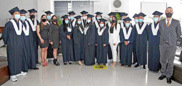 Bachilleres académicos 2021 de la Institución educativa Censa, en el Hotel Carretero donde se celebró la ceremonia de graduación