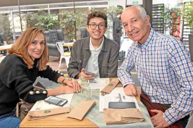 Foto|Argemiro Idárraga|LA PATRIA      En el restaurante Dauntaun se reunieron: Elena María Gómez Naranjo, Juan Pablo López Gómez