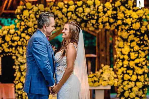 En compañía de sus familiares y amigos cercanos Viviana Marcela Ramírez Dávila y Juan Felipe Jaramillo Salazar, secretario de la