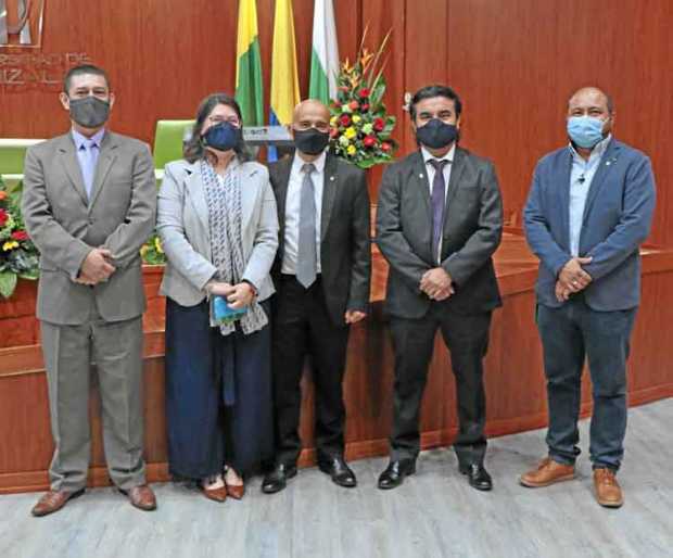 De izquierda a derecha: Alejandro Londoño, director de Psicología; Ángela Cadavid, directora del Instituto Pedagógico; Duván Emi
