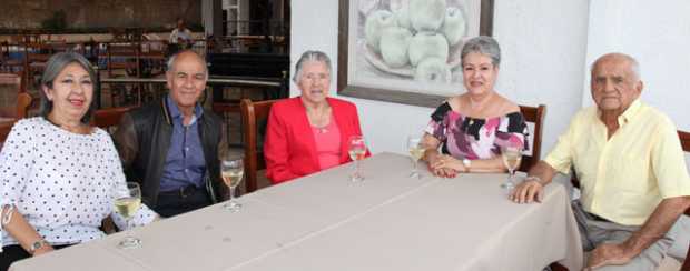 Con un almuerzo celebraron el cumpleaños de Amparo Cardona Aguirre, en el Club Manizales, en la imagen: Magnolia Giraldo Gómez, 