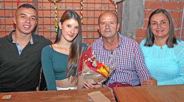 Con un almuerzo en La Patatería celebraron el cumpleaños de Valeria Delgado Pulecio. La acompañaron: Juan David Sánchez Orrego, 