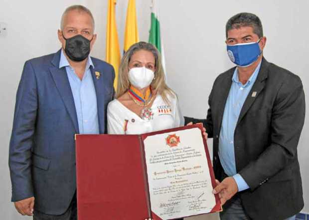 Adriana Arango Gómez, directora ejecutiva del Ceder, recibe la distinción de manos del presidente de la Cámara de Representantes