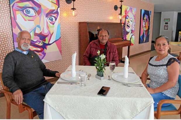 Óscar Gaviria Valencia, Rodrigo Valencia Cardona agasajan a Dora Cardona Valencia. 