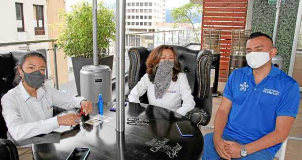 Integrantes de la Agencia pública de empleo del Sena, se reunieron en un almuerzo en el restaurante Dauntaun. En la imagen: Erik