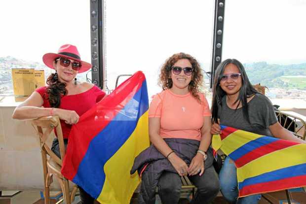 En el restaurante La Azotea se reunieron las amigas Clara Elsy León Correal, Francia Salazar Duque y Yenny Carolina Mejía López.