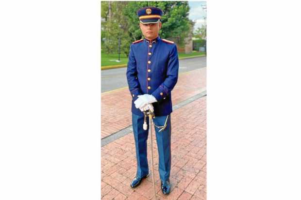 Jefferson Mozo Higuera de Manzanares (Caldas) recibió su doble titulación como abogado y profesional en Ciencias Militares de la