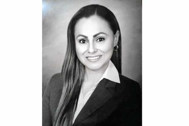 La Universidad de Manizales otorgó el título de abogada a Claudia Mariela López Castro.  En su honor su padres Fulvio y Francia 