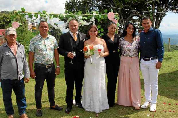 Los familiares del novio los acompañan Donaldo Ortiz, Alejandro Ortiz Quintero, Johana Ortiz Quintero, Riguey Quintero y Leonard