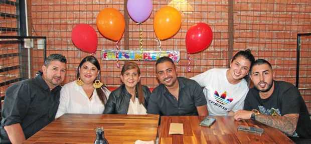 Foto/Argemiro Idárraga/LA PATRIA Esperanza Díaz Gil celebró su cumpleaños en el restaurante La Patatería. La acompañan: Alexánde