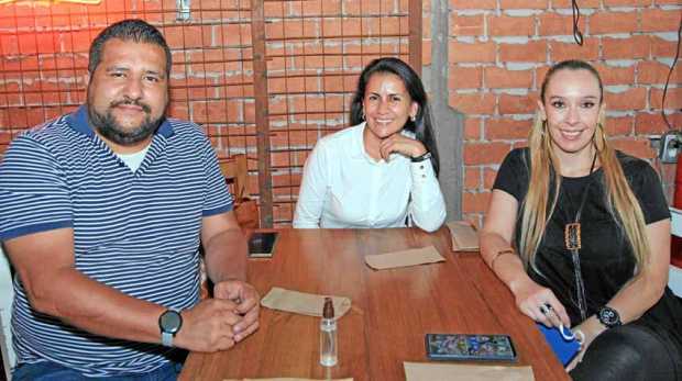 Fotos/Argemiro Idárraga/LA PATRIA Edwin Trujillo, Yaneth Cuervo y Alejandra Morales, ejecutivos de Excelcredit, se reunieron en 